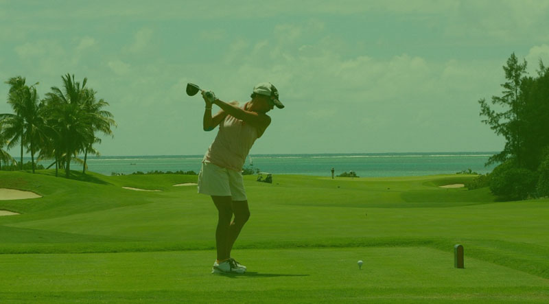 clubhouses-and-casino-games-woman-playing-golf